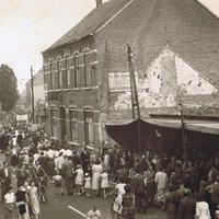 Is.55.c1 OLS Meijel, rechts hotel Ketels, daarnaast en links op parkeerplaats van hotel Oranje tenten voor dans en drank