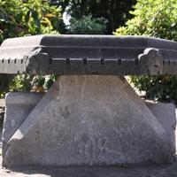 Uit de verwoeste kerk